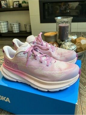 Hoka Pink and White Running Sneakers
Youth 6.5 MD / women’s EU 40
US  8.5